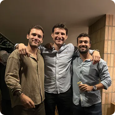 Três fundadores juntos em um evento noturno da Lazo