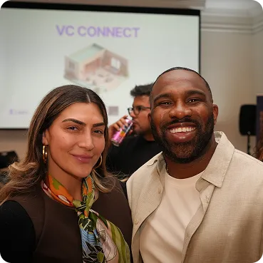 Dois participantes em um evento VC Connect da Lazo