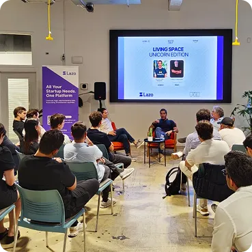 Audiencia viendo un panel en The Living Space